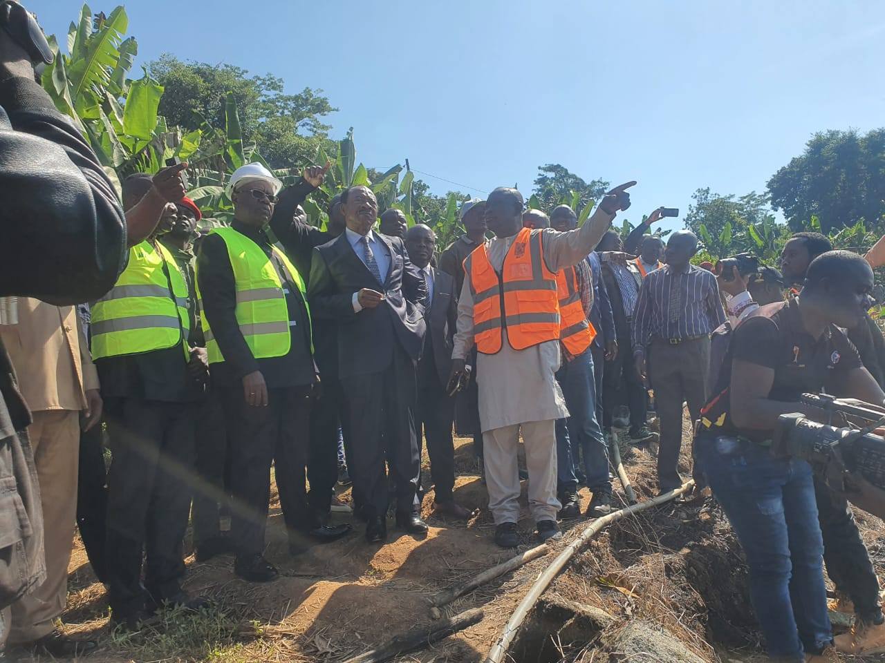 Emmanuel Nganou Djoumessi sur les lieux de l'éboulement de la falaise de Dschang