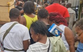 Une femme accouche au marché Ndokoti : la grand mère du bébé et les riverains en parlent